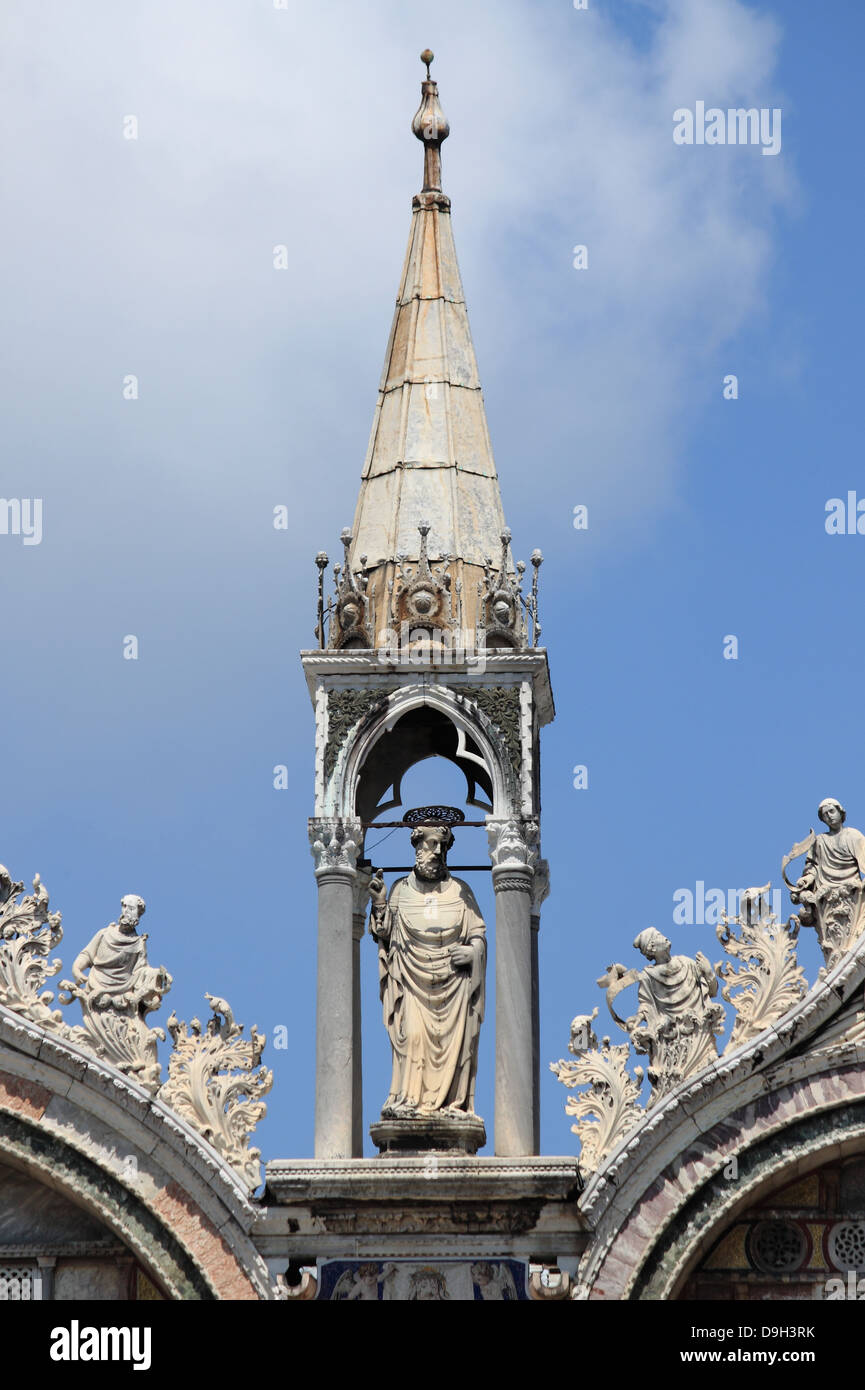 Statua barocca su San Marco nella cattedrale di Venezia, Italia Foto Stock