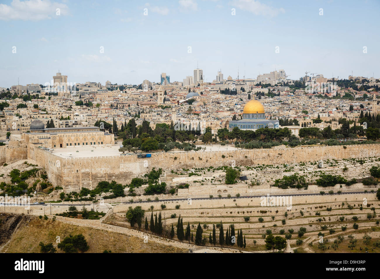 Vista sulle mura della città vecchia e la Cupola della roccia moschea, dal monte degli ulivi, a Gerusalemme, Israele. Foto Stock