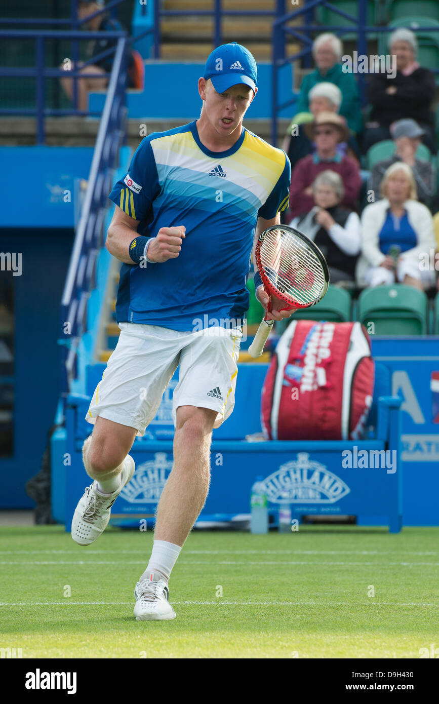 Eastbourne, Regno Unito. Il 19 giugno 2013. Aegon International 2013- giorno 5.Kyle Edmund di Gran Bretagna festeggia dopo aver vinto un punto nella sua partita contro Gilles Simon della Francia sul Centre Court. Giles Simon ha vinto la partita 7-6, 7-6. Credito: Mike francese/Alamy Live News Foto Stock