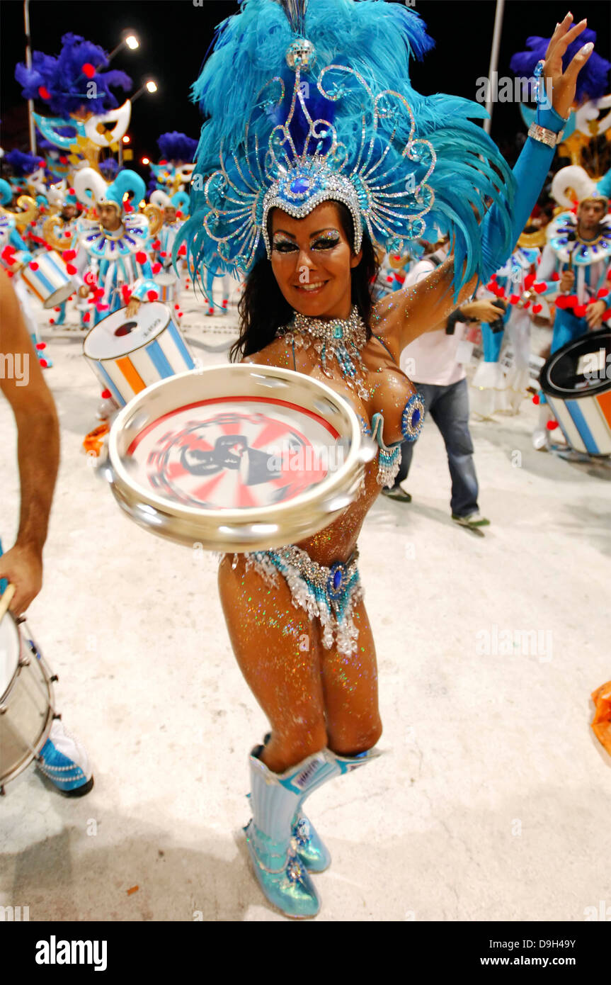 Il carnevale in Argentina. Il ballerino principale di una delle bande, balli mentre gioca con un tamburello. Foto Stock