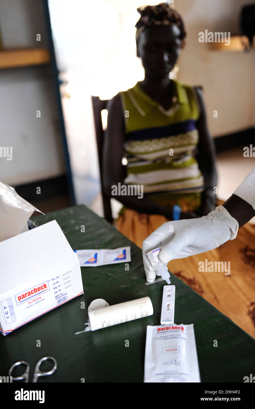 SUD-SUDAN, Stato dei Laghi, Rumbek , centro sanitario , donna Dinka al sangue per l'HIV Aids malaria e malattie tropicali nella stazione di salute rurale Foto Stock