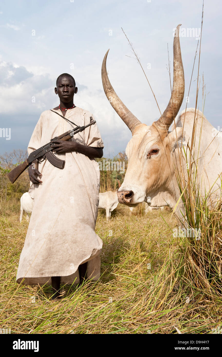 Il SUD SUDAN Lago membri, Rumbek , Dinka pastore di proteggere il loro bestiame con Kalashnikov AK-47 fucile da bovini raider Foto Stock