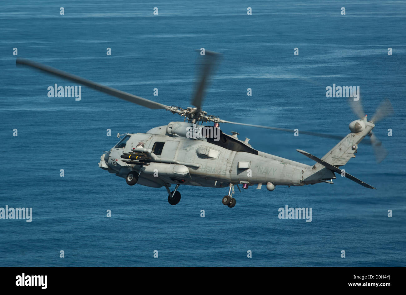 Un US Navy MH-60R Seahawk elicottero dall'USS Nimitz vola 18 maggio 2013 sul Mare della Cina del Sud. Foto Stock