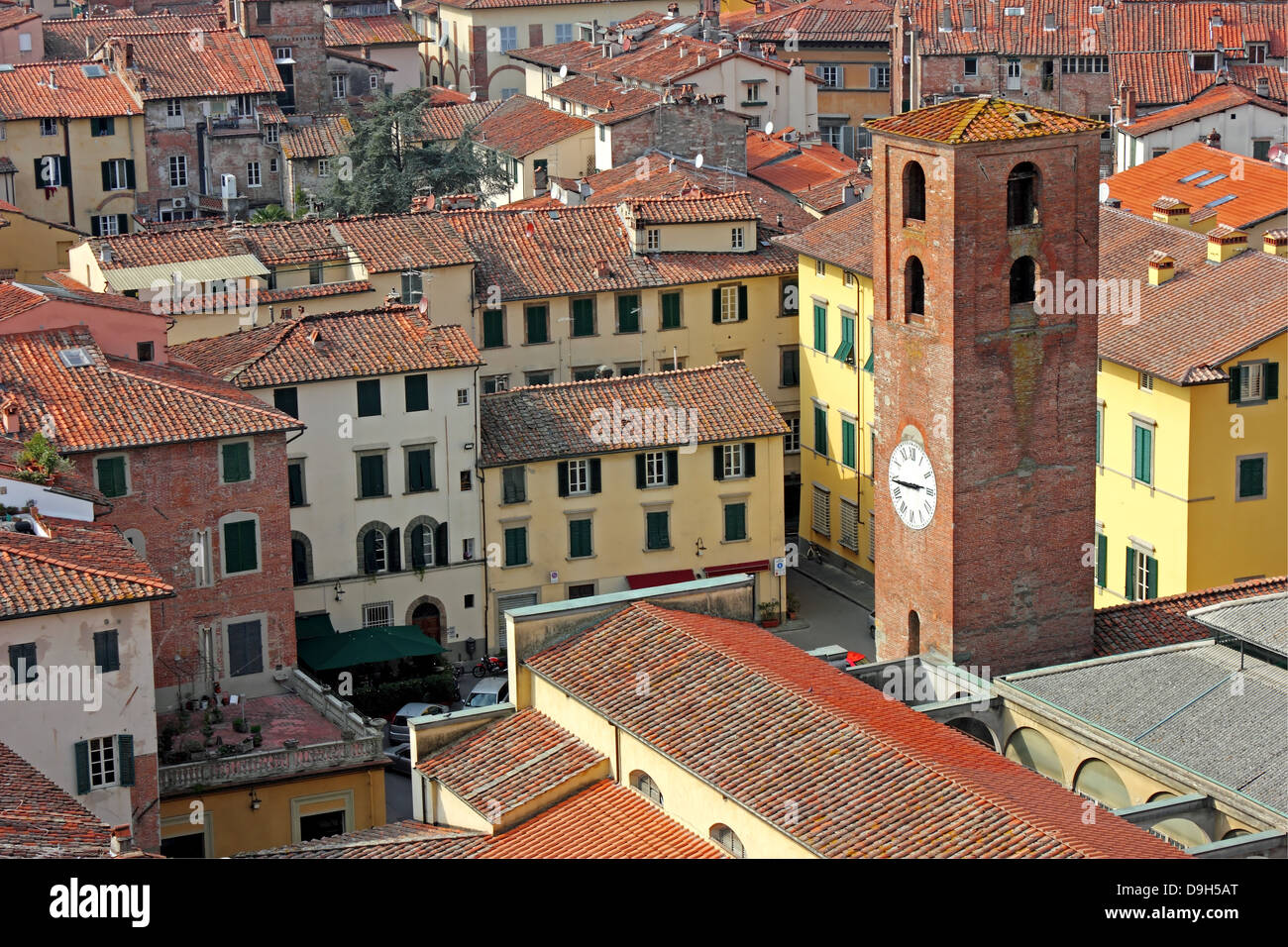 Vista del centro storico di Lucca in Italia, con una vecchia torre dell'orologio e le strade strette. Foto Stock