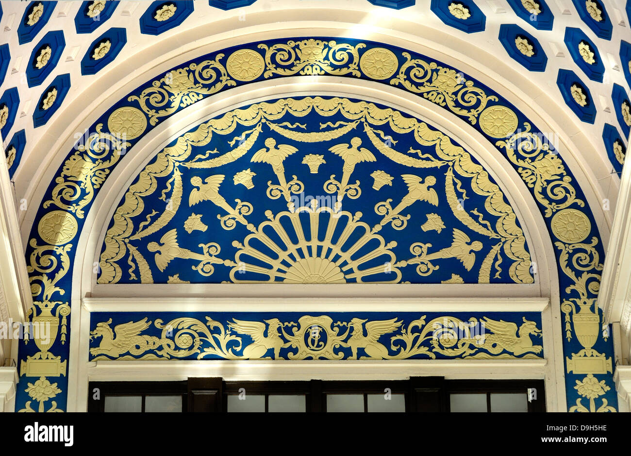 Londra, Inghilterra, Regno Unito. Empire Theatre / Cinema, Leicester Square. Dettaglio decorativo sulla facciata Foto Stock