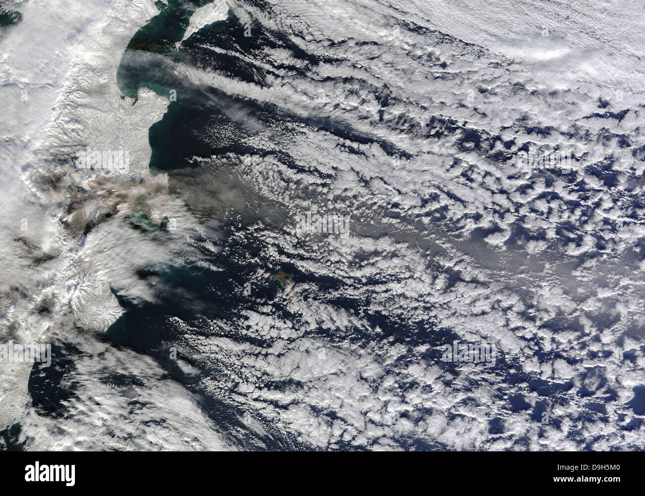 Vista satellite di un pennacchio di cenere che salgono dal Russia Shiveluch del vulcano. Foto Stock