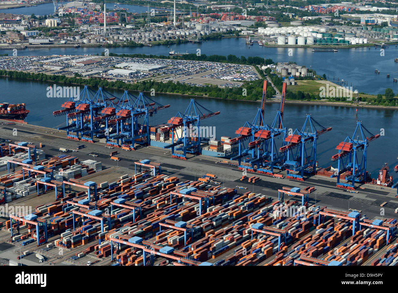 Germania Amburgo contenitore harbor , CTA terminale della HHLA presso Altenwerder, auto di BLG terminale marittimo e del porto di olio, sul fiume Elba Süderelbe Foto Stock