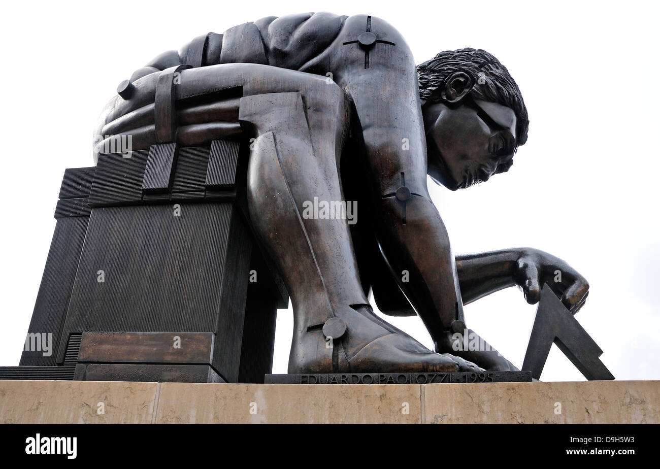 Londra, Inghilterra, Regno Unito. La British Library. Statua: Sir Isaac Newton (Eduardo Paolozzi; 1995) Foto Stock