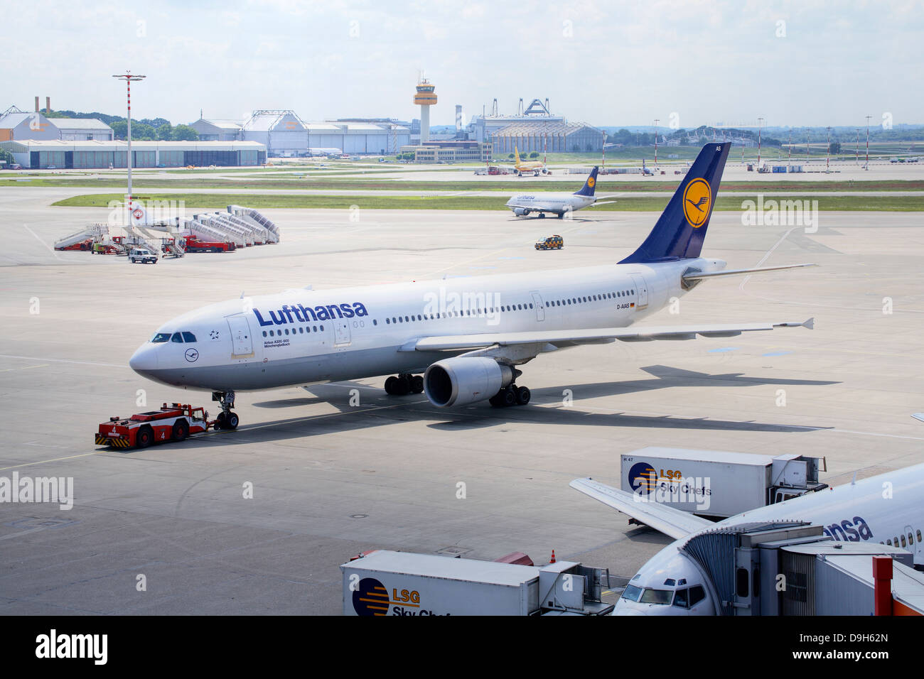 Getto di Lufthansa dalla spedizione sull'aeroporto di Amburgo Foto Stock
