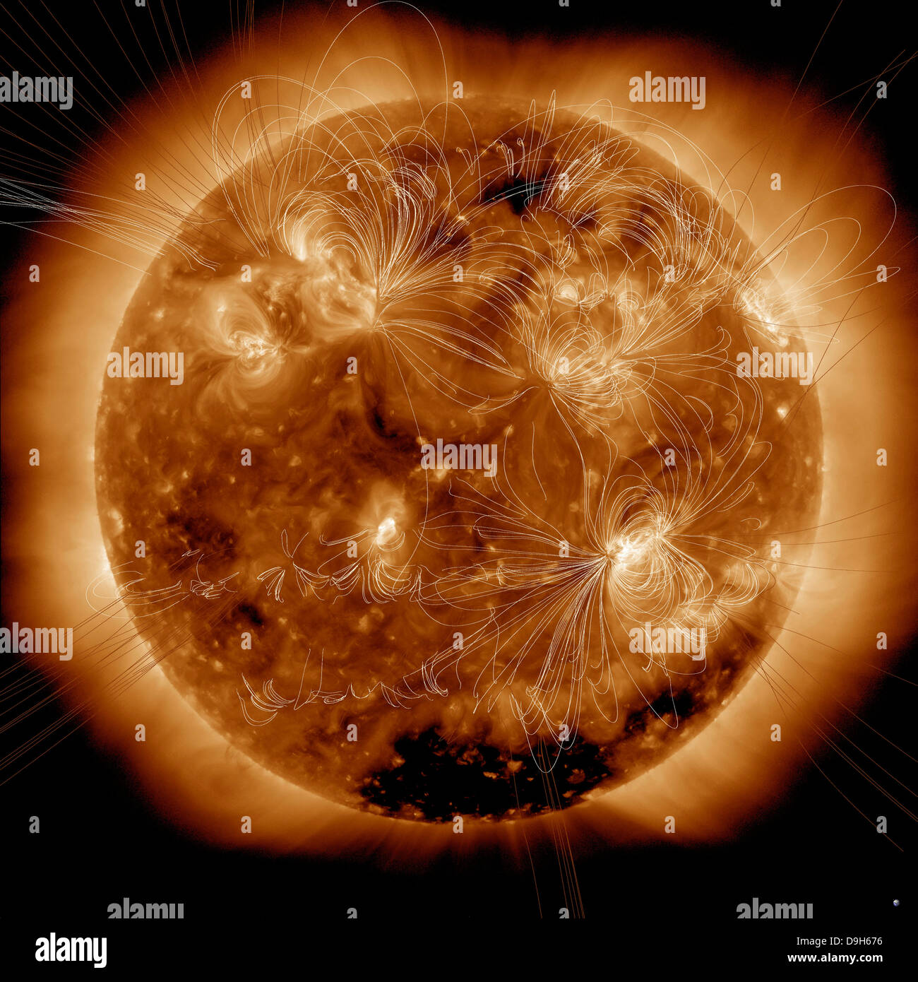 Febbraio 16, 2011 - linee di campo magnetico sul Sole Terra è visibile nell'angolo in basso a destra in scala. Foto Stock