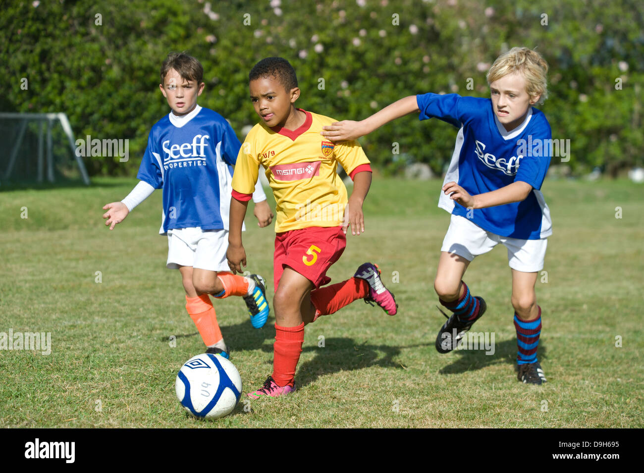 Junior football giocatori che giocano una partita, Cape Town, Sud Africa Foto Stock