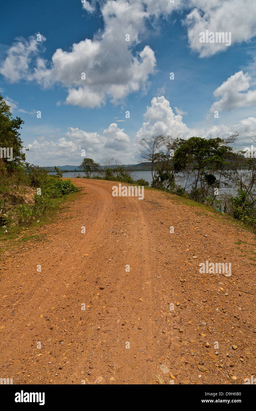 Tipico paese polverosa strada nella provincia di Kampot, Cambogia Foto Stock