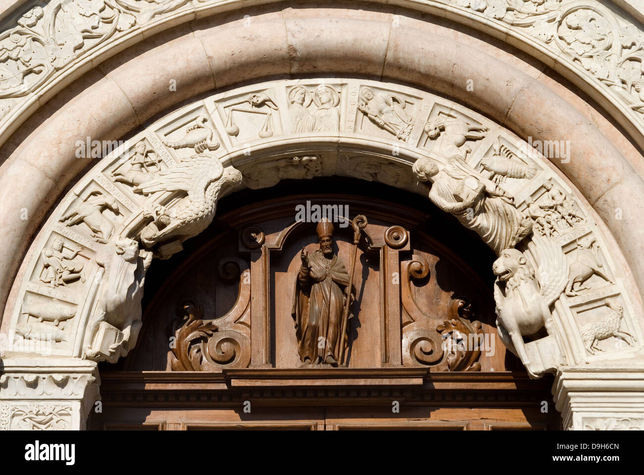 Foligno in Umbria, Italia. Cattedrale (Duomo di San Feliciano - 12thC) Piazza della Repubblica. Segni dello Zodiaco al di sopra della porta Foto Stock