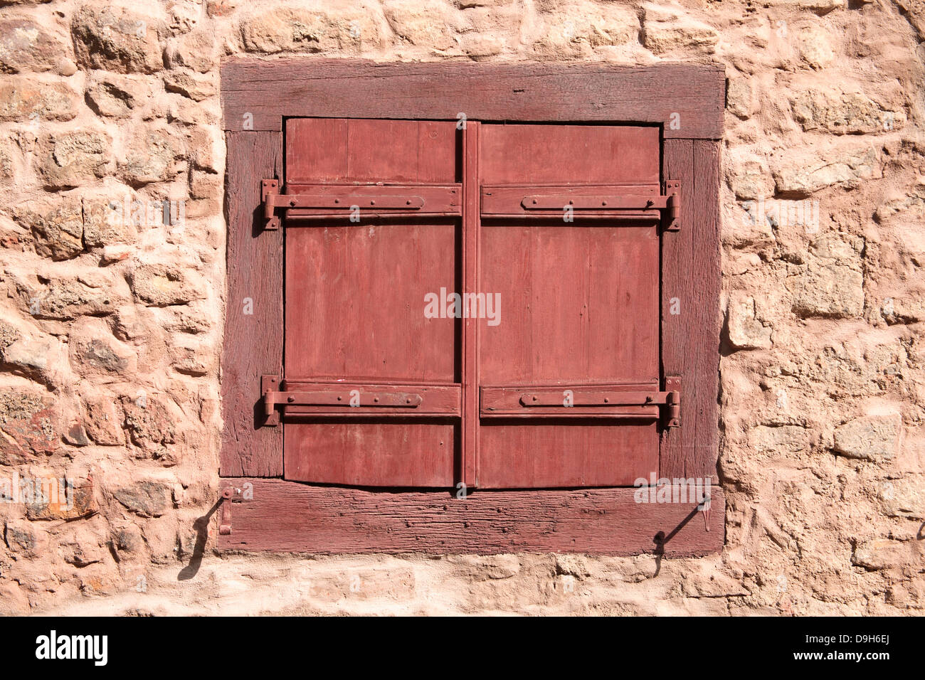 Massiccio muro di casa con finestra Foto Stock