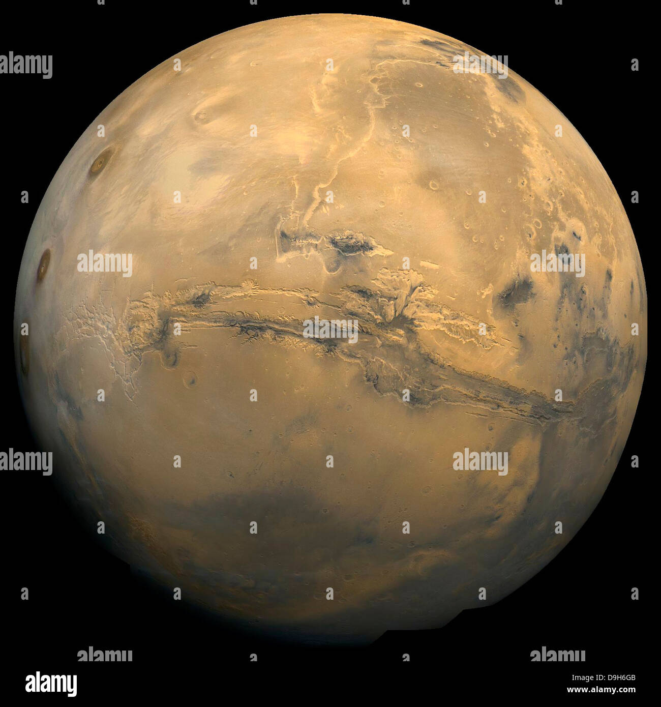 Mosaico globale di Marte. Visibile al centro di questo mosaico è la più grande voragine noti nel sistema solare, Valles Marineris. Foto Stock