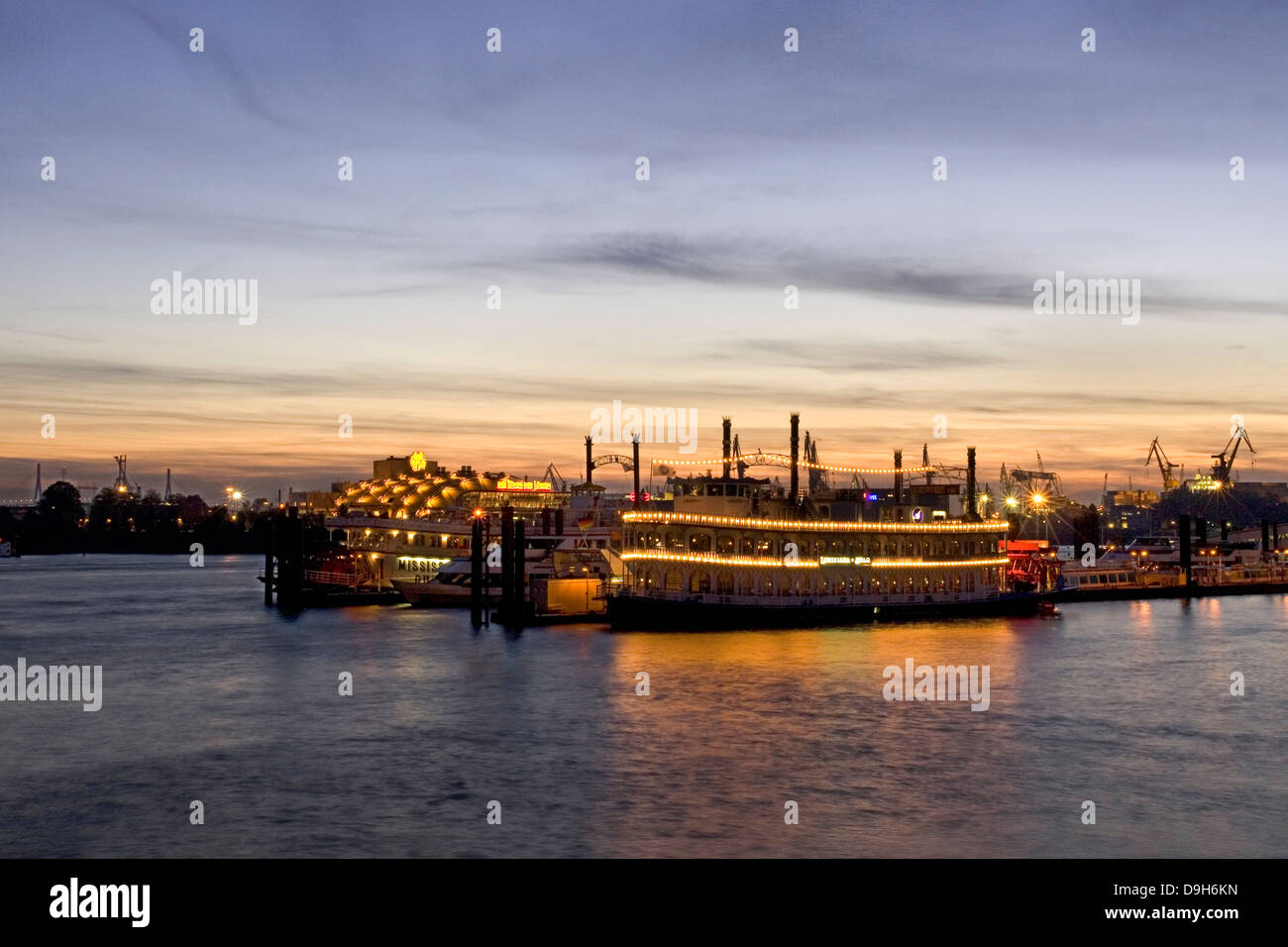 Dal porto di Amburgo di notte Foto Stock