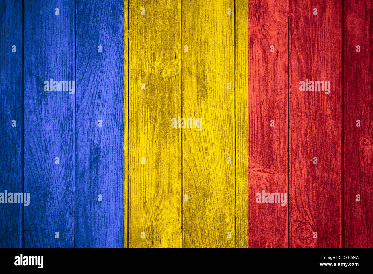 Bandiera della Romania o blu, giallo e rosso banner rumeno su sfondo di legno Foto Stock