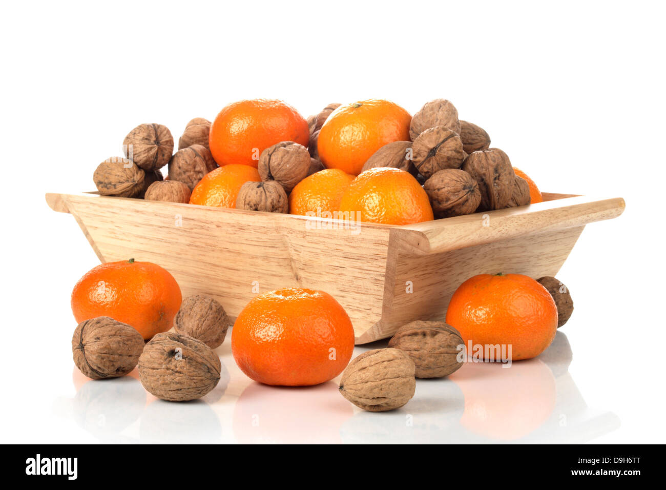 Ciotola con i tangerini e dadi Foto Stock