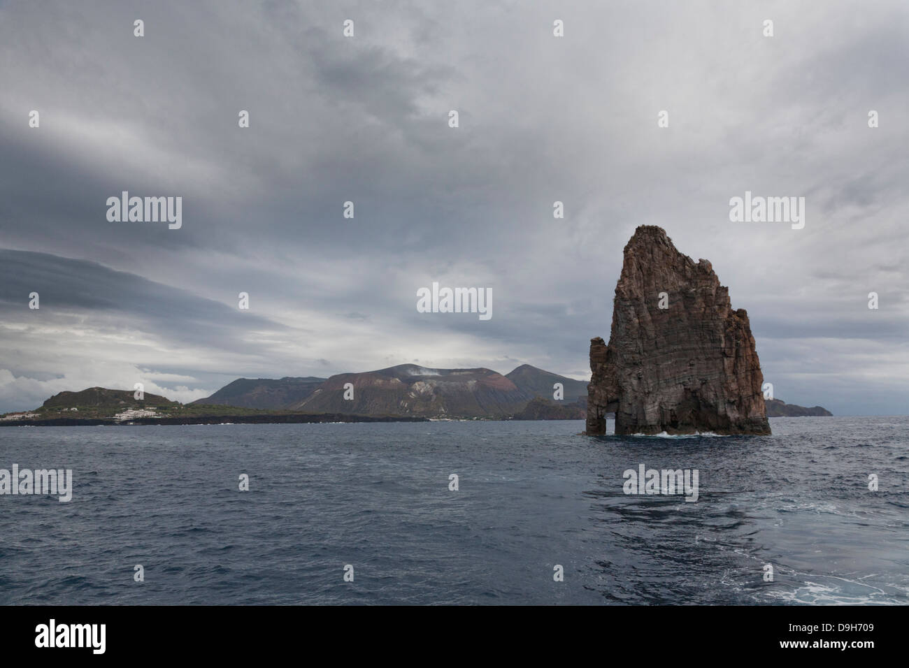 La pietra lunga, Faraglioni rock, Lipari, Isole Eolie, Italia Foto Stock