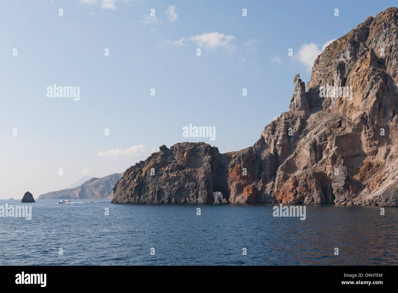 Grotta di angeli e di una formazione di roccia chiamato il Papa Pio XI, Lipari, Isole Eolie, Italia Foto Stock