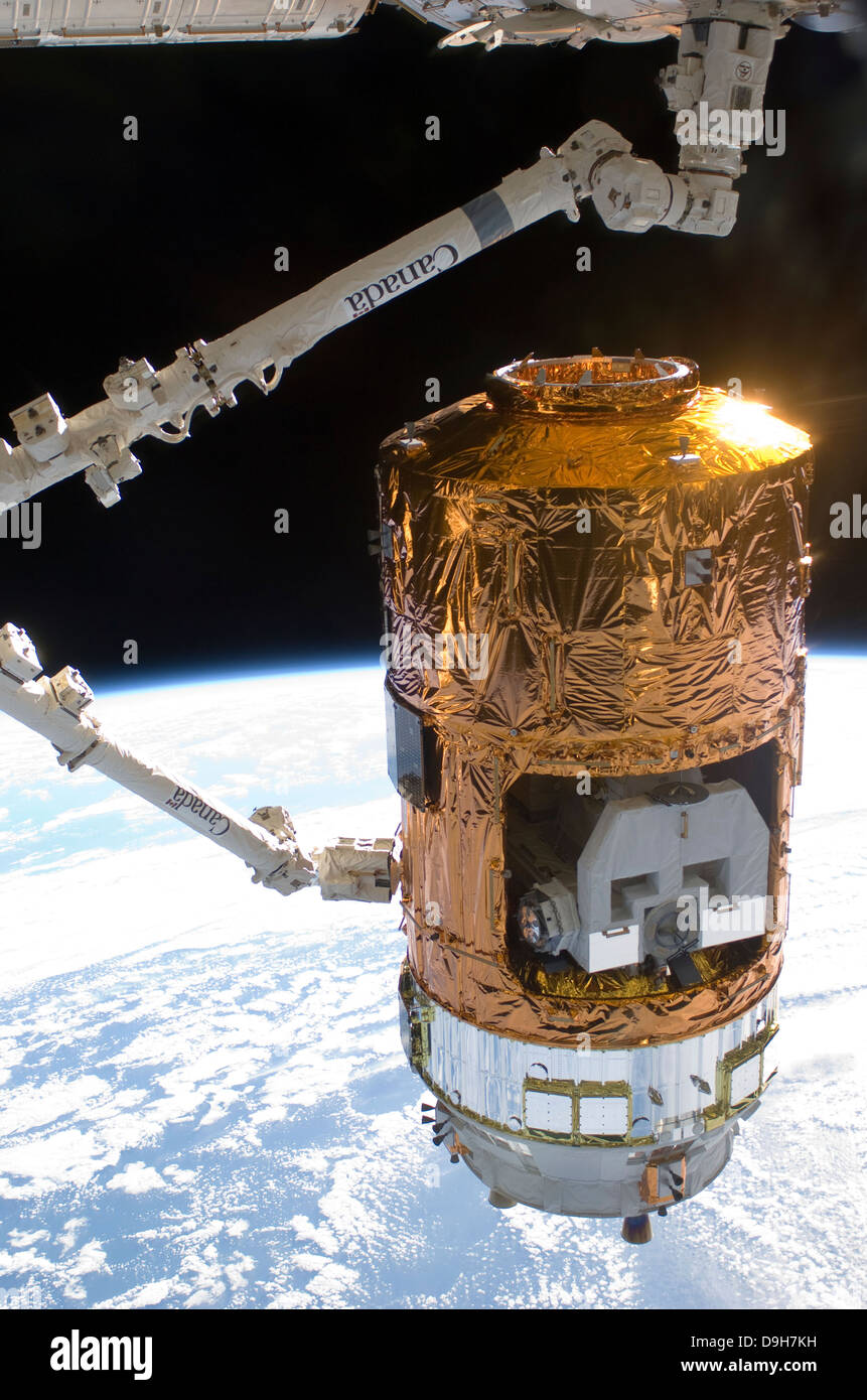 Il giapponese H-II veicolo di trasferimento nel cogliere il Canadarm2. Foto Stock