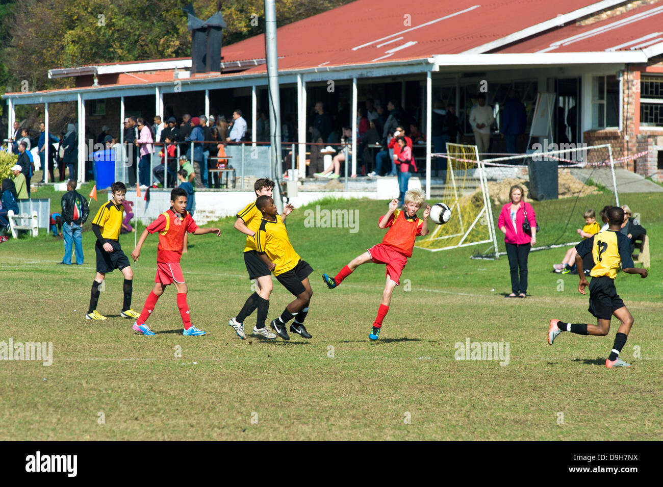 U15 Junior squadre di calcio giocando una partita di campionato, Cape Town, Sud Africa Foto Stock