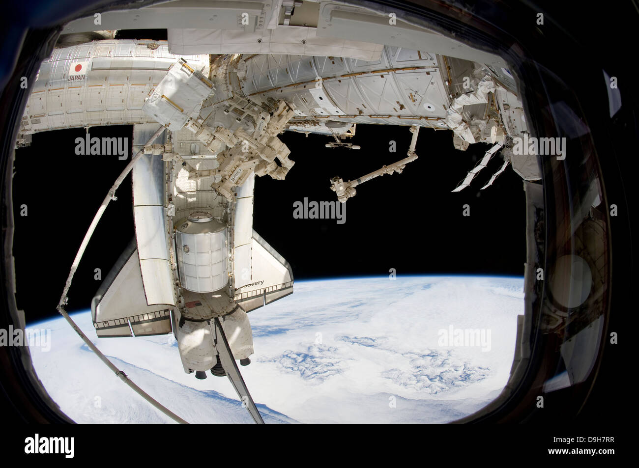 Il agganciato lo space shuttle Discovery e Dextre. Foto Stock