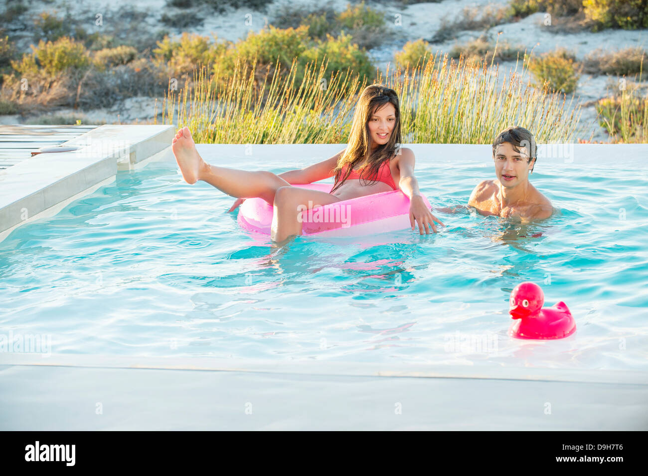 Paio di godere in una piscina sulla spiaggia Foto Stock