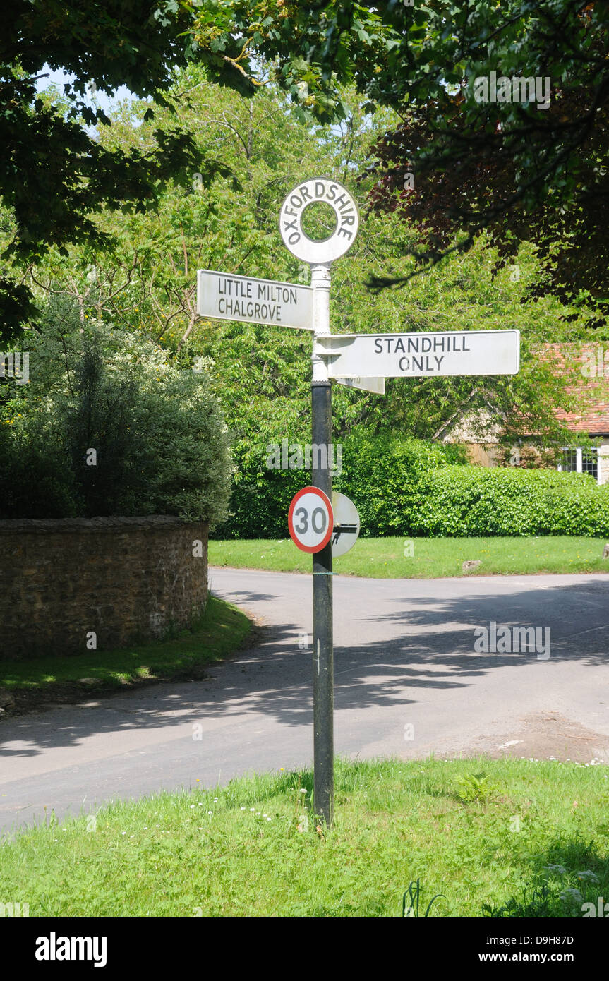 Un tradizionale 'fingerpost' cartello stradale in poco Haseley, Oxfordshire, Inghilterra Foto Stock