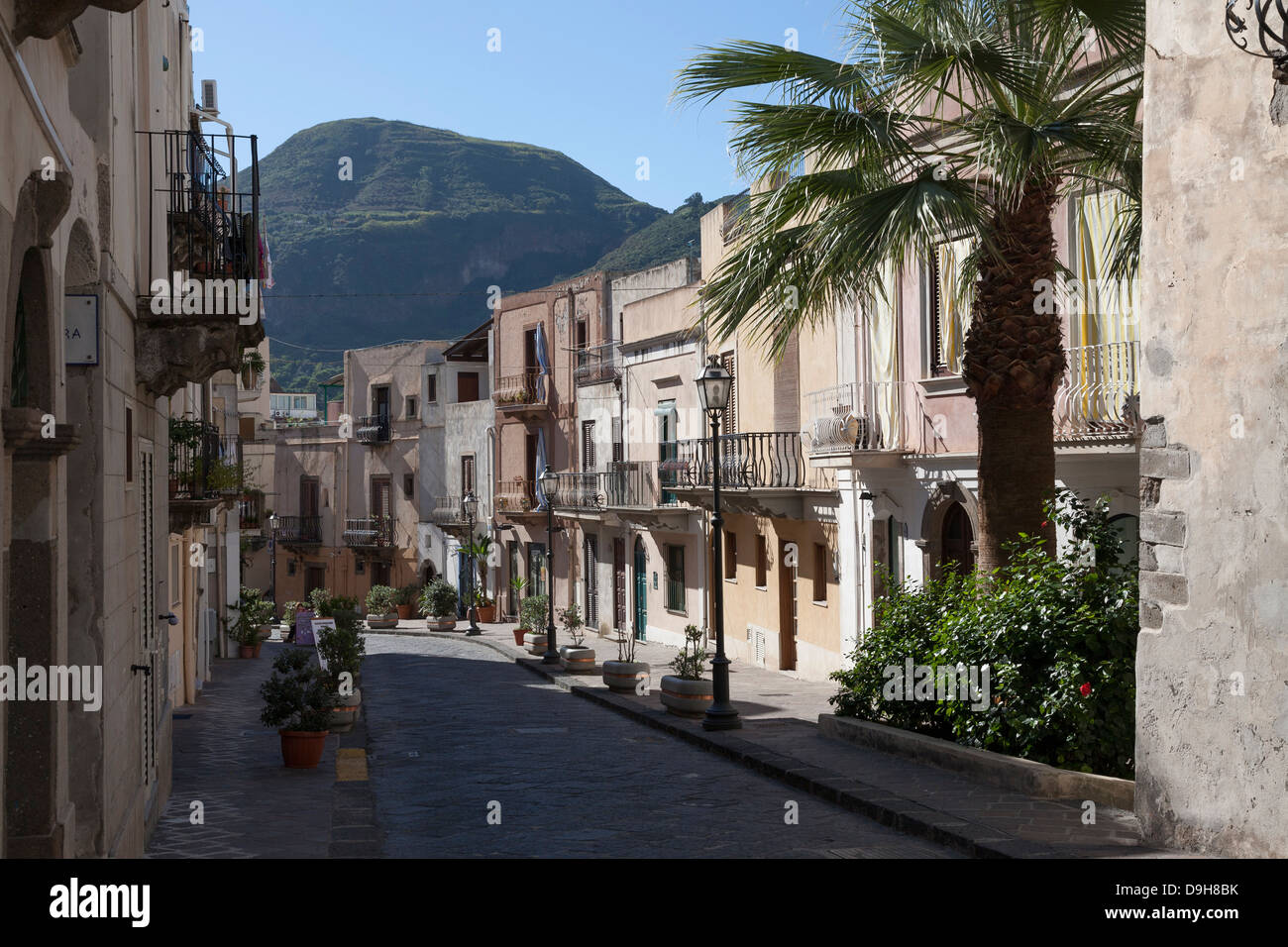 Strade e vicoli di Lipari, Isole Eolie, Italia Foto Stock