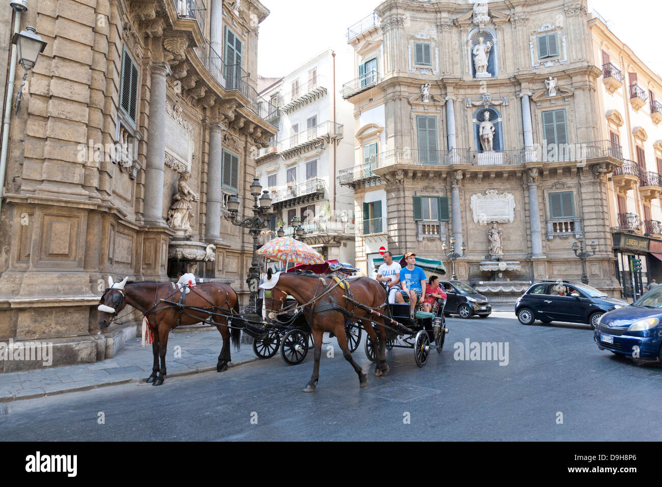 Cavallo e carrello, visite turistiche, Quattro Canti, Palermo, Sicilia, Italia Foto Stock