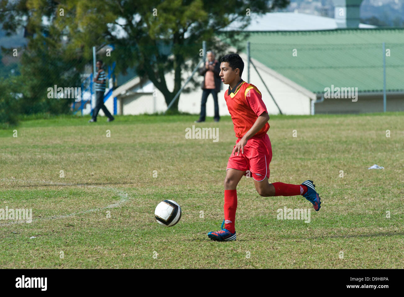 U15 Junior giocatore di calcio in una partita di campionato, Cape Town, Sud Africa Foto Stock
