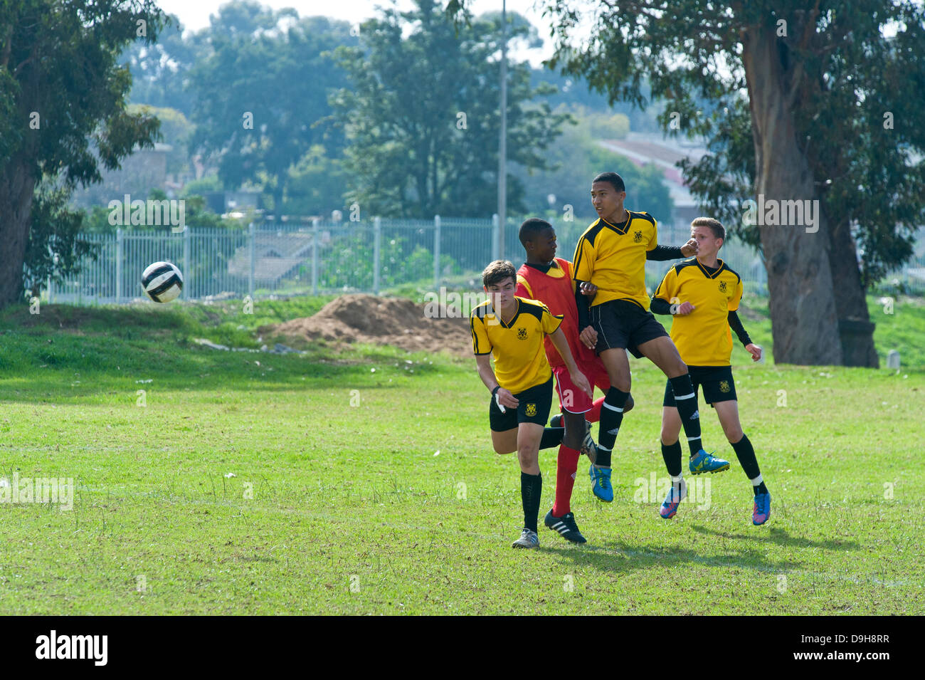 U15 Junior squadre di calcio giocando una partita di campionato, Cape Town, Sud Africa Foto Stock