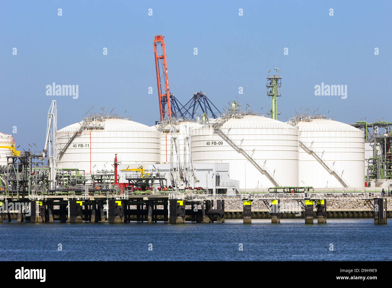 Serbatoi dell'olio nel porto di Rotterdam Foto Stock