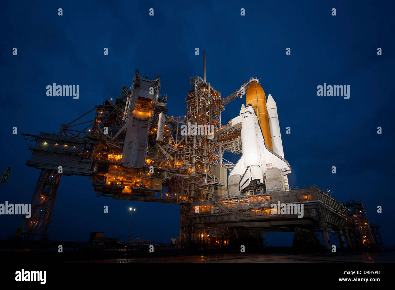 Vista notturna della navetta spaziale Atlantis sulla rampa di lancio presso il Kennedy Space Center, Florida. Foto Stock