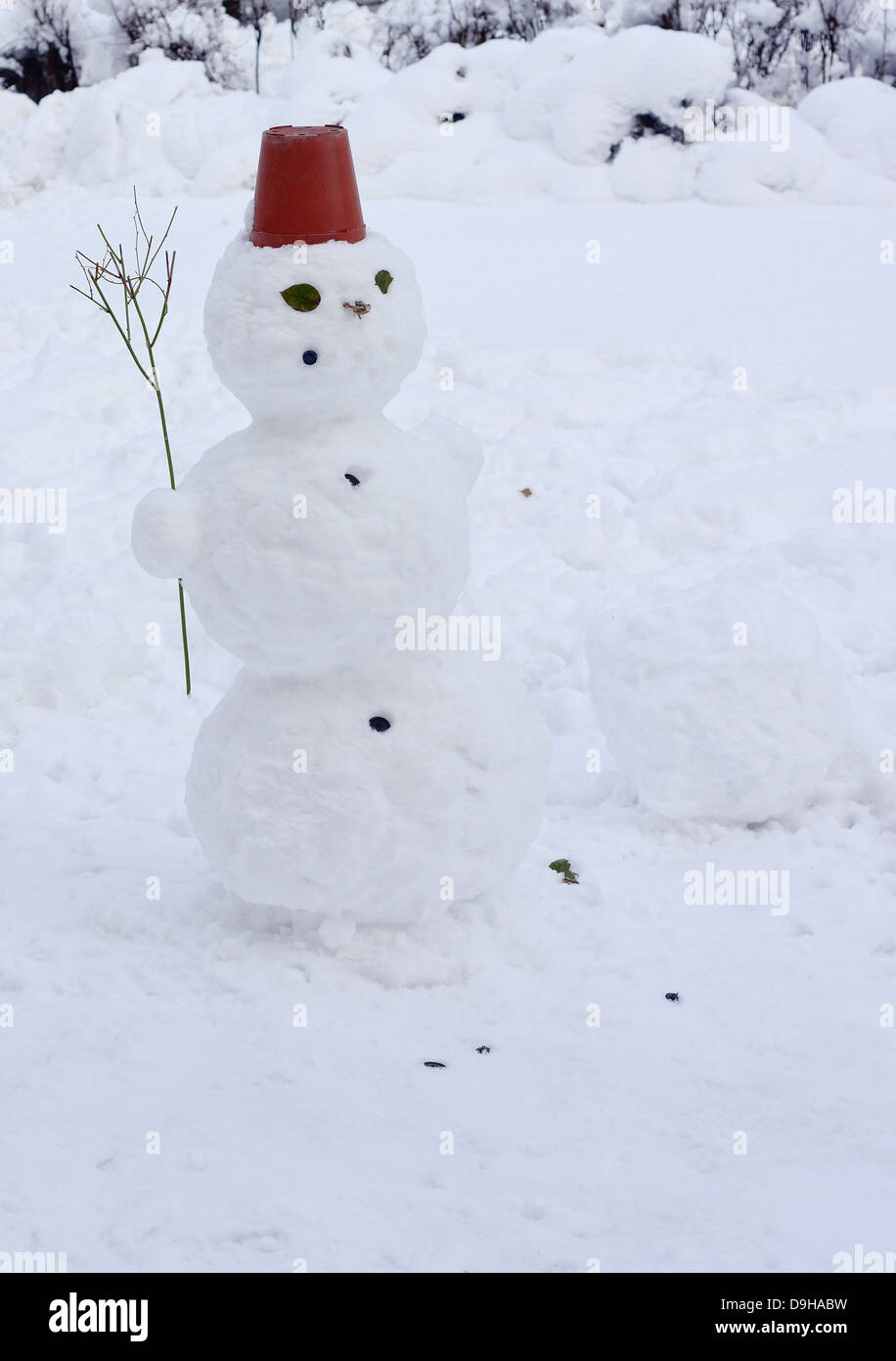 Pupazzo di neve di fusione con un vaso hat Foto Stock