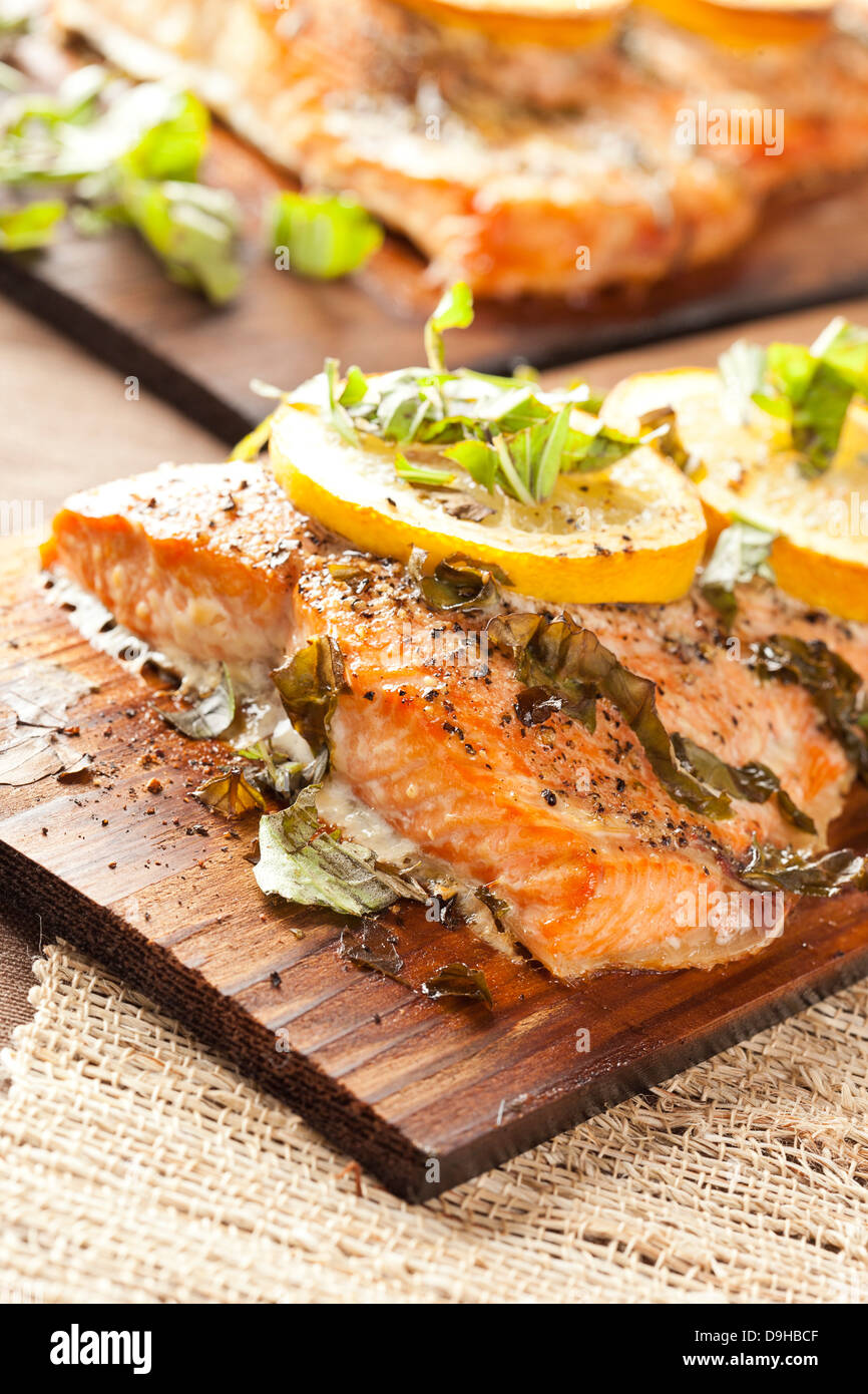 Freschi Salmone alla griglia su un asse di legno Foto Stock