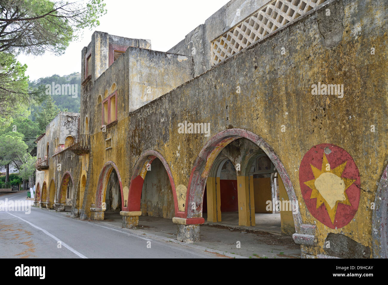 Fatiscenti ex palazzo Italiano, Eleoussa, Rodi (Rodi), del Dodecaneso, Egeo Meridionale Regione, Grecia Foto Stock