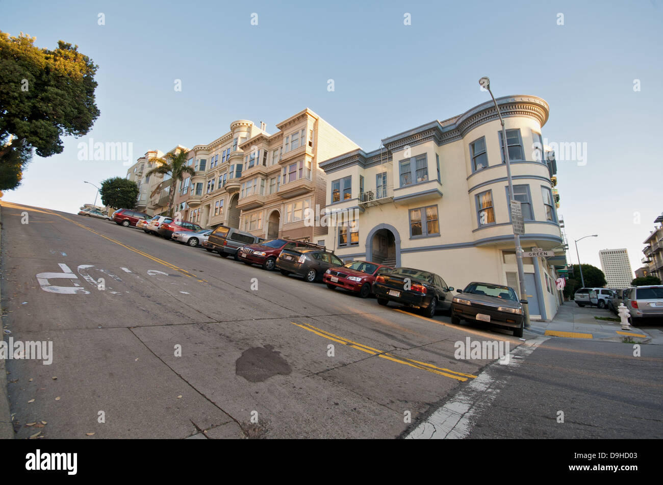 Telegraph Hill Neighborhood in San Francisco. Case in stile vittoriano su una strada in salita. Foto Stock