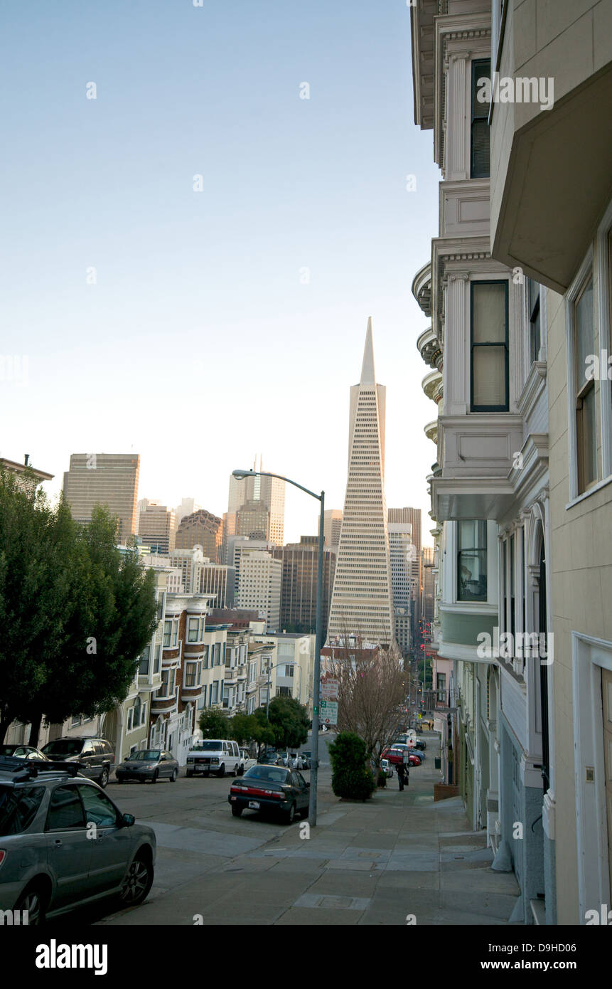 Telegraph Hill Neighborhood in San Francisco. Case in stile vittoriano su una strada in salita. Foto Stock