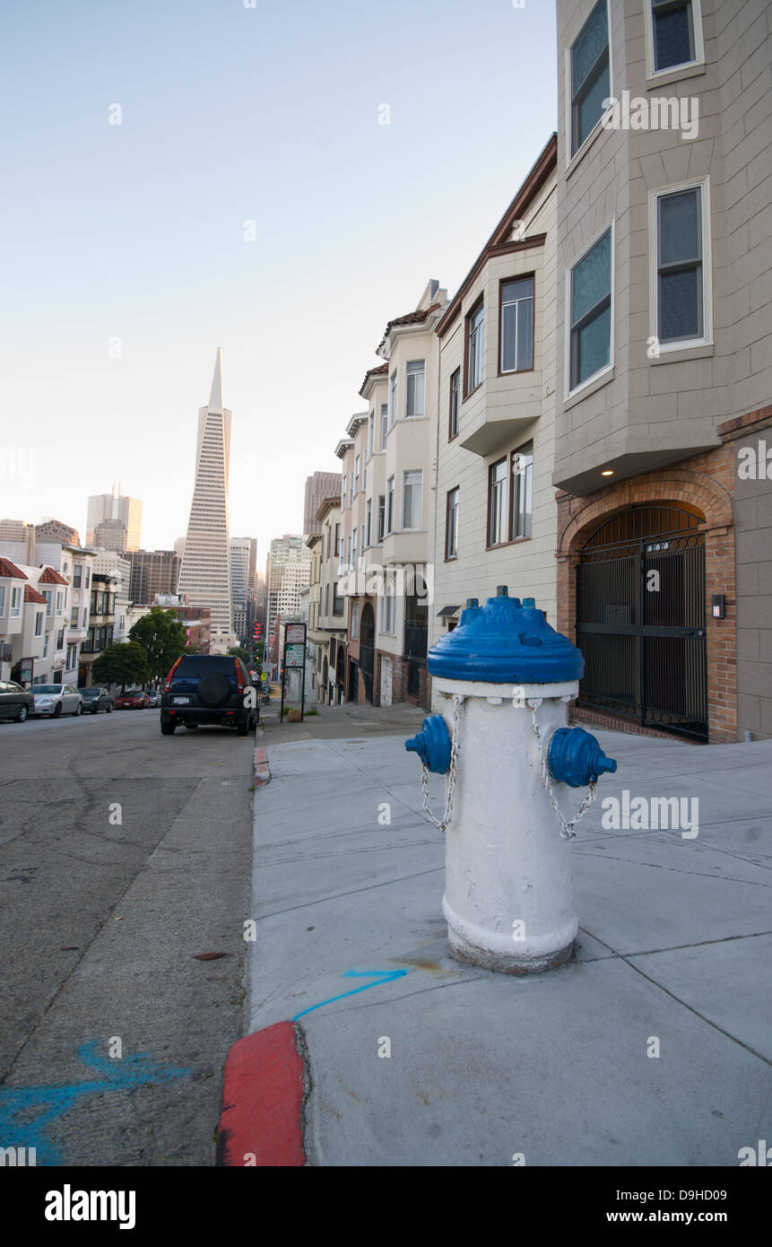Telegraph Hill Neighborhood in San Francisco. Case in stile vittoriano su una strada in salita. Foto Stock