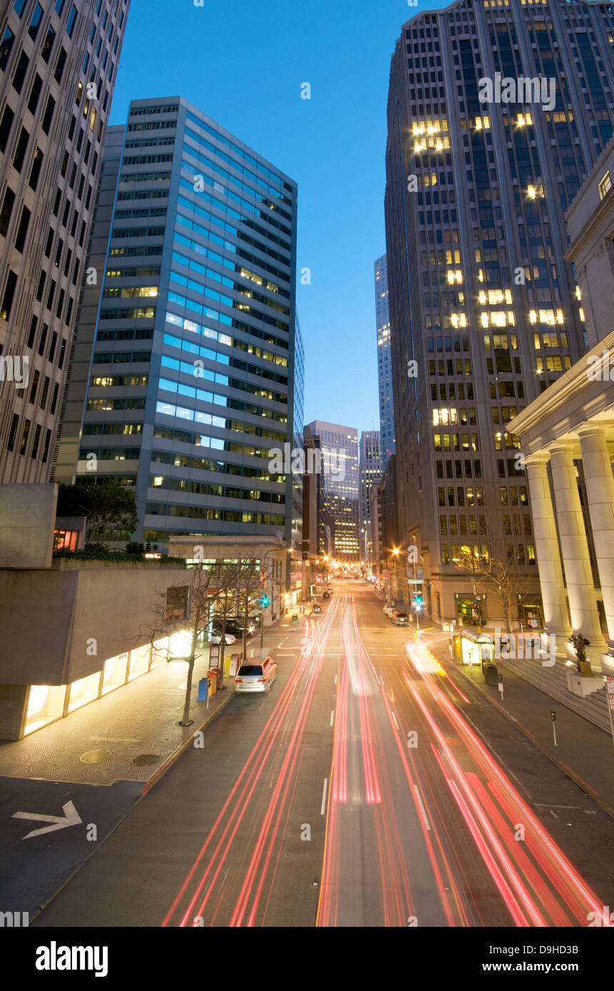 Blue Sky Tramonto Traffico di sera al Embarcadero area del centro cittadino di San Francisco. La Federal Reserve Bank di San Francisco. Foto Stock