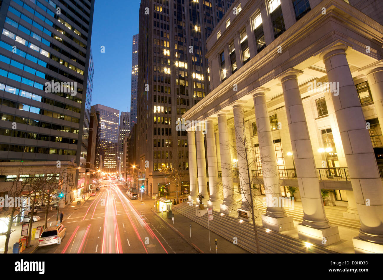 Blue Sky Tramonto Traffico di sera al Embarcadero area del centro cittadino di San Francisco. La Federal Reserve Bank di San Francisco. Foto Stock