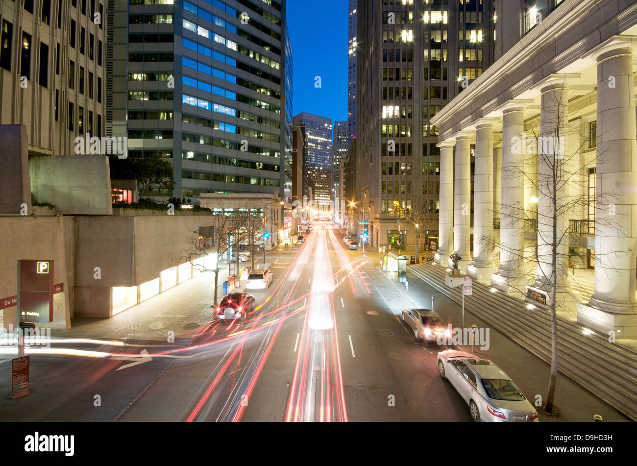 Blue Sky Tramonto Traffico di sera al Embarcadero area del centro cittadino di San Francisco. La Federal Reserve Bank di San Francisco. Foto Stock