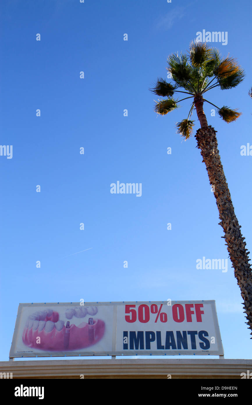 Las Vegas Nevada, West Sahara Avenue, cartello, pubblicità, annuncio, offerta, sconto del 50%, prezzo ridotto, impianti, dentistico, NV13032733 Foto Stock