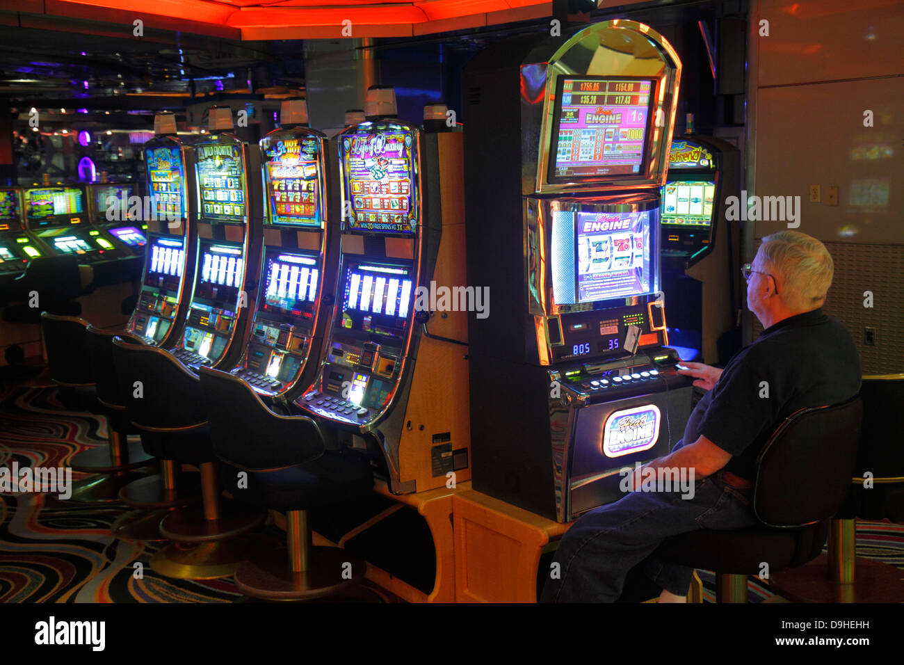 Las Vegas Nevada,Westgate Las Vegas Resort & Casino,slot machines,macchina,uomo uomo maschio,anziani cittadini cittadini,scommessa,gioco d'azzardo,giocatore d'azzardo,fortuna,NV Foto Stock