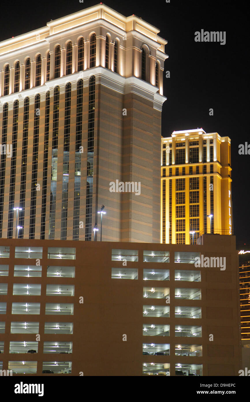 Las Vegas Nevada, The Strip, South Las Vegas Boulevard, The Venetian, il Palazzo, il casinò, hotel, serata notturna, parcheggio, grattacielo alto grattacielo Foto Stock