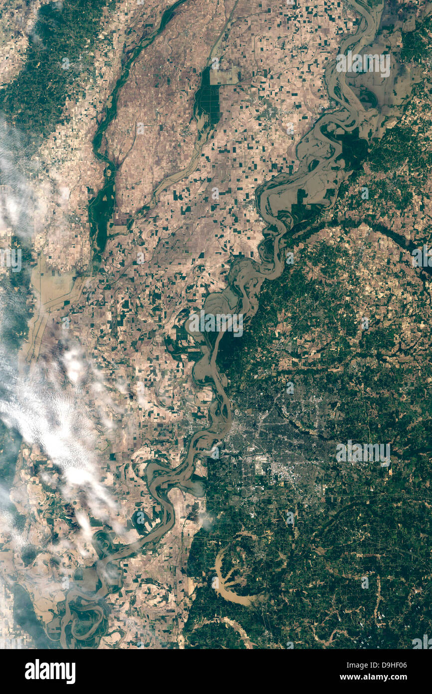 10 maggio 2011 - colore naturale immagine satellitare delle acque di esondazione in Memphis, Tennesse. Foto Stock
