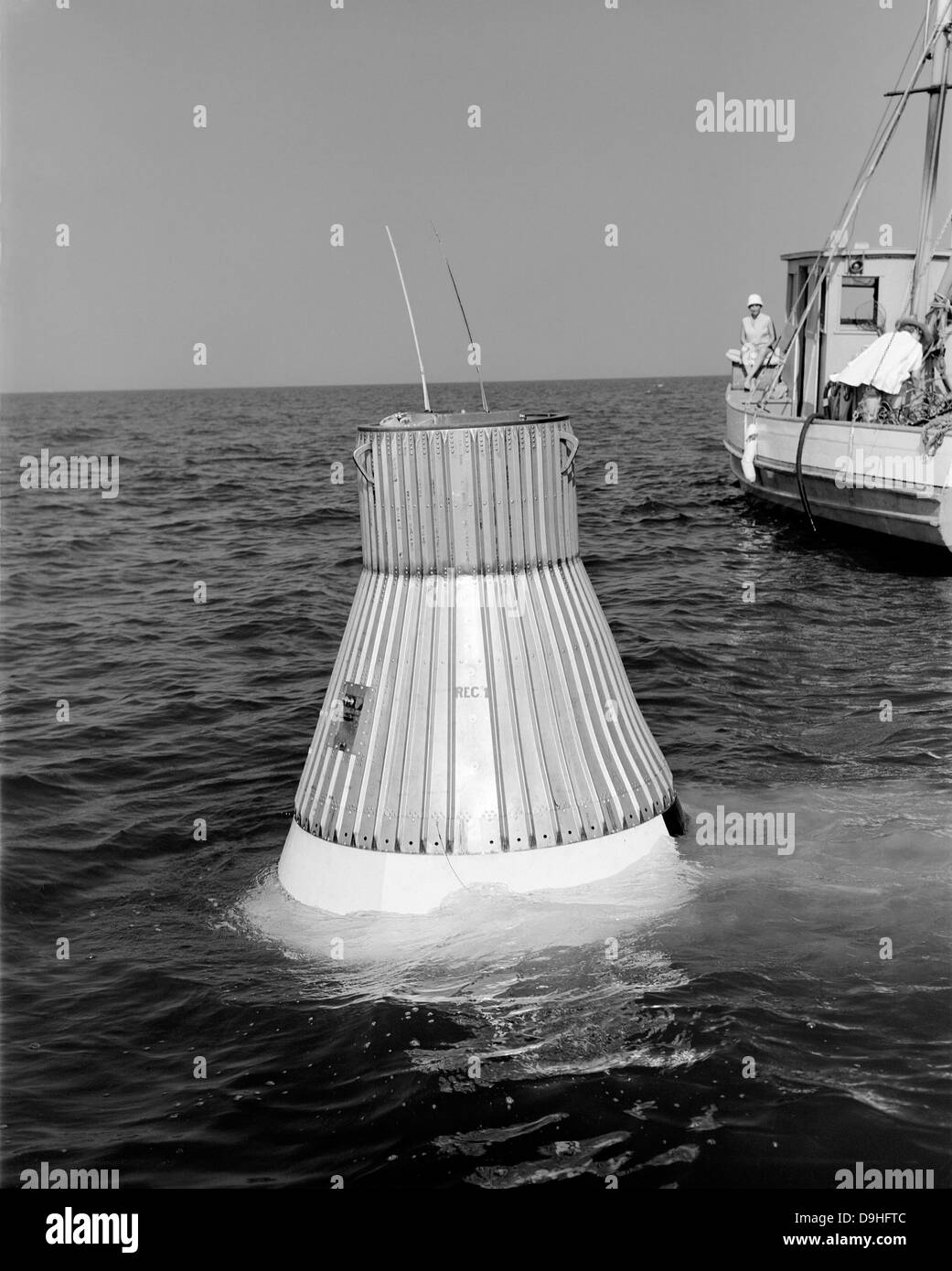 8 giugno 1959 - un modello della capsula di mercurio subisce le prove di galleggiamento alla NASA Langley Research Center. Foto Stock