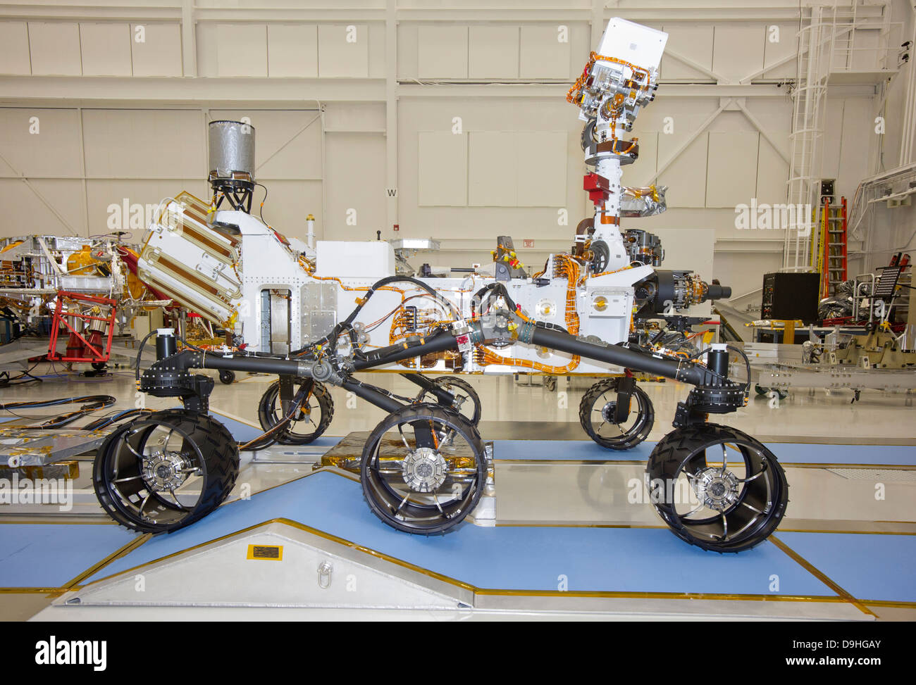3 giugno 2011 - La NASA Mars Science Laboratory rover, curiosità, durante i test di mobilità all'interno della navicella spaziale Assemblaggio. Foto Stock